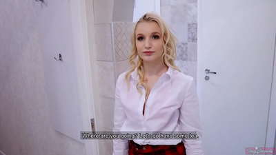 Jong kollege meisie verneuk haar kêrel met sy vriend | POV en kom in haar poes!