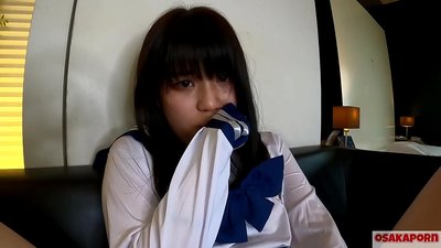18-jarige Japannese meisie met klein tiete spuite en orgasmes met vingerfok en seksspeelding. Asiatiese meisie in skoolkos-kostuum gee blowjobs in amateurvideo. Mao 7 OSAKAPORN.